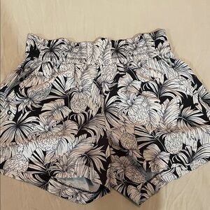 Old Navy Black and White Leaf Print High Waist Shorts - size medium